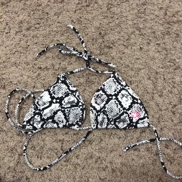 Various bathing suit tops and one bottom piece - Picture 3 of 5